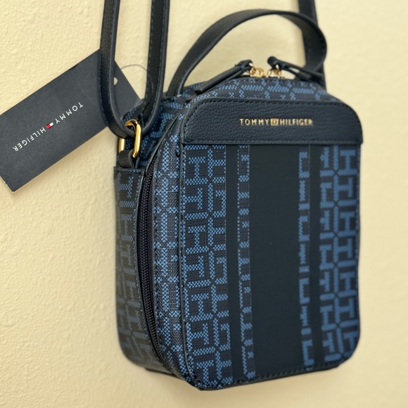 NWT TOMMY HILFIGER CROSSBODY BAG. NAVY BLUE AND BLUE STONE. ADJUSTABLE STRAP - Picture 9 of 12